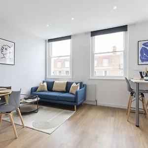 Beautifully Presented Newly Renovated City-centre In Apartment
