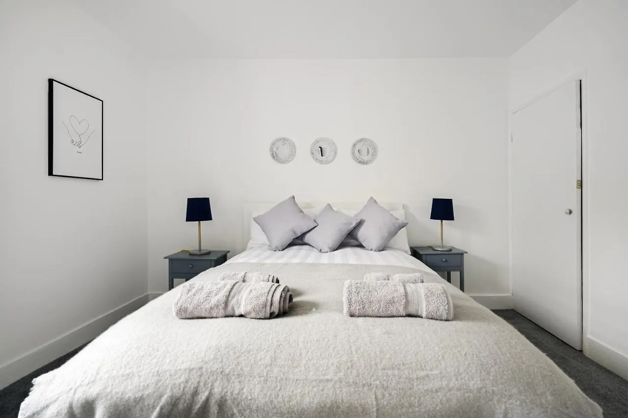 Σπίτι διακοπών Adorable, Inviting Town House! Βίλα Τσέλτενχαμ Ηνωμένο Βασίλειο