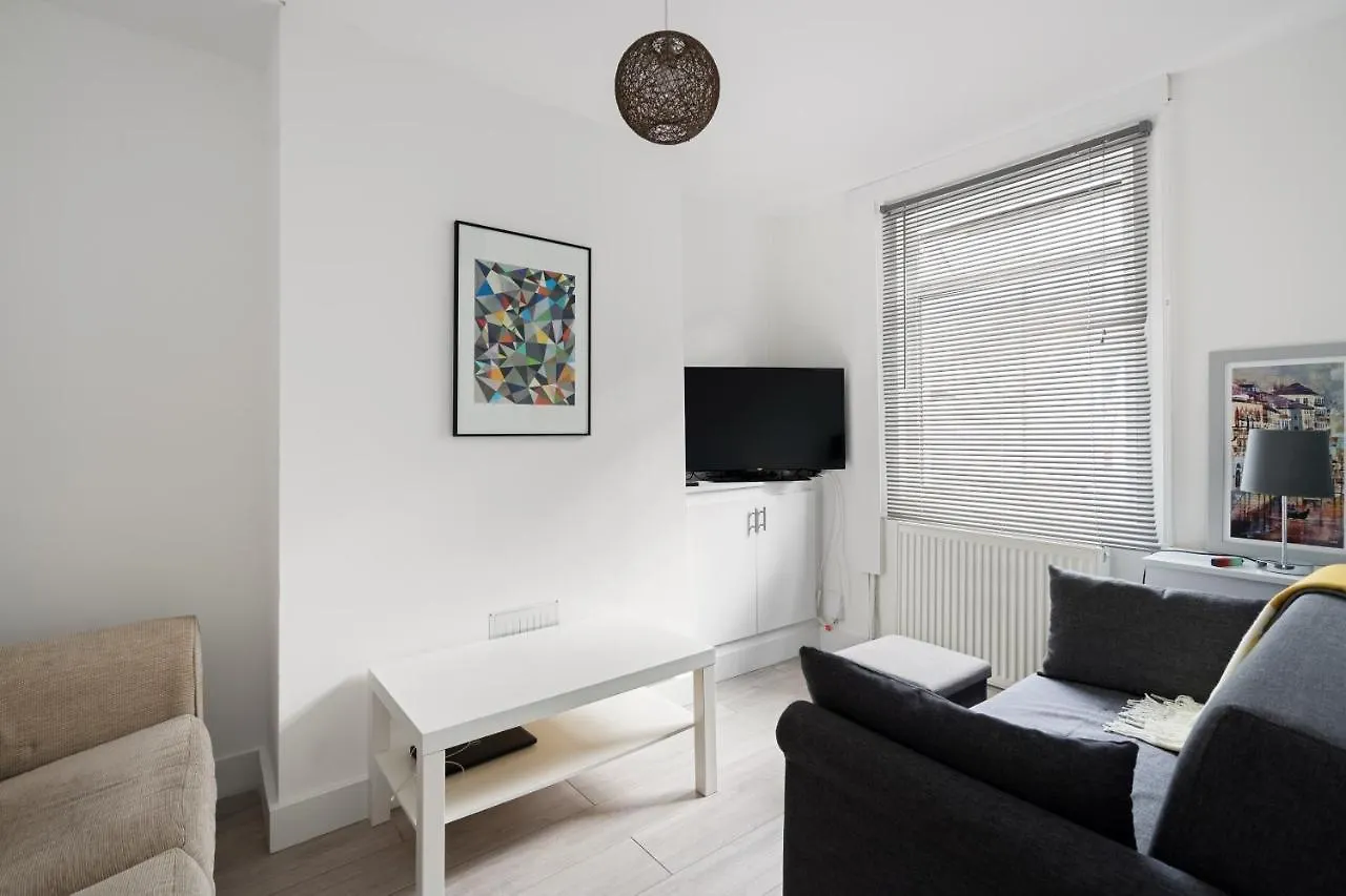 Adorable, Inviting Town House! Βίλα Τσέλτενχαμ Σπίτι διακοπών